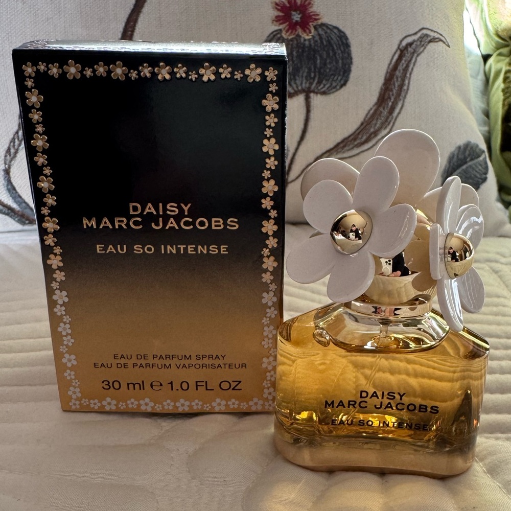 MARC JACOBS DAISY EAU SO INTENSE by Marc Jacobs EAU DE PARFUM SPRAY 1 OZ